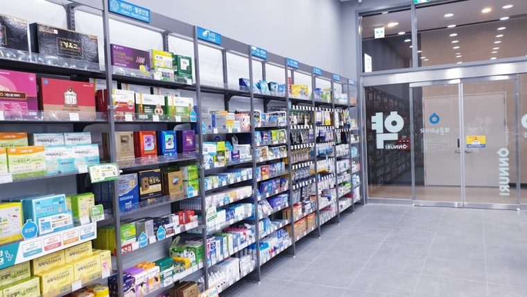 넓은 통로형 약국의 진열 환경 예시